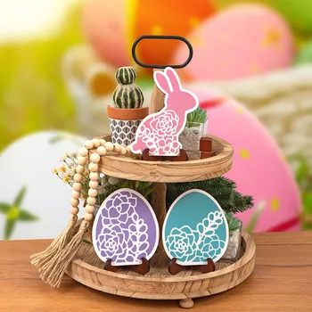 Настолна състав от яйца на Великден заек с пластове декорации във формата на тави, употребявани и цветни дървени мъниста.