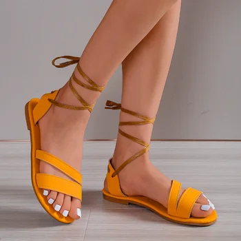 Обикновен римски обувки с каишка на щиколотке и отворени пръсти; летен моден тренд 2023 г.; удобни дамски сандали на равна платформа;